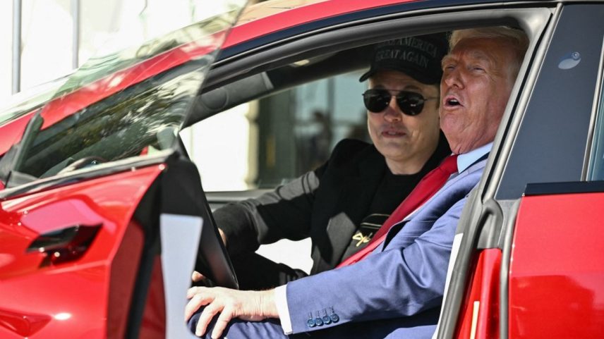 Trump e Elon Musk no Tesla. (Foto: Mandel NGAN / AFP)