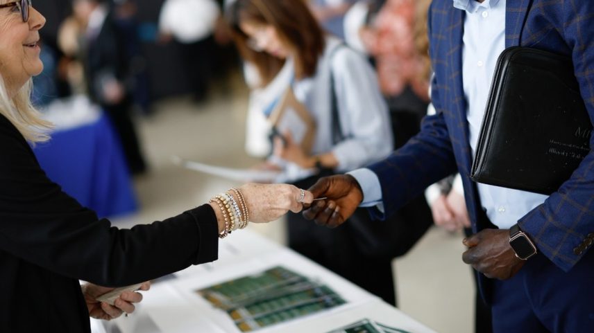 Feira de empregos organizada pela Autoridade Aeroportuária Metropolitana de Washington para apoiar trabalhadores nos EUA (Foto: Ting Shen/Bloomberg)