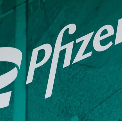 Pfizer eleva previsão de lucro para 2025 com cortes de custos e resultados positivos