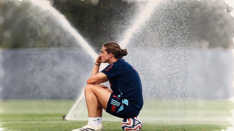 Filipe Luis pensativo em campo no treino do Flamengo (Foto: Gilvan de Souza/Flamengo)