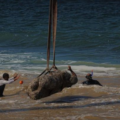 Artefatos antigos de cidade submersa são resgatados no Mediterrâneo perto de Alexandria