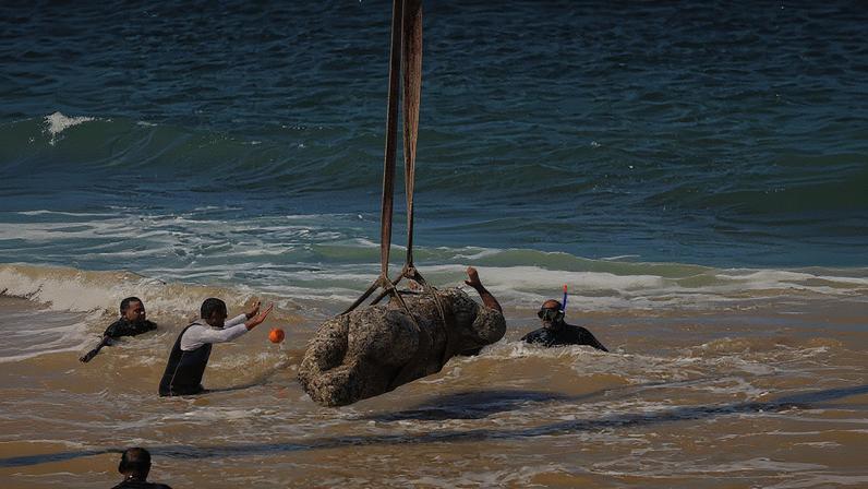 Mergulhadores e arqueólogos ajudam a recuperar uma antiguidade submersa do local de Canopus, na costa de Alexandria, no Egito (Foto: Ministério do Turismo e Antiguidades do Egito)