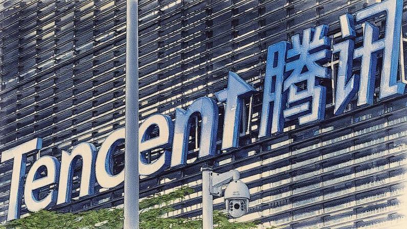 O logotipo da Tencent é exibido na parte externa de um prédio na sede da empresa, com uma câmera de vigilância visível em primeiro plano, em 30 de novembro de 2024, em Shenzhen, Província de Guangdong, China. (Foto: Cheng Xin | Getty Images News | Getty Images)