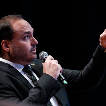 Candidatura de Carlos Bolsonaro ao Senado enfrenta resistência de aliados em três estados