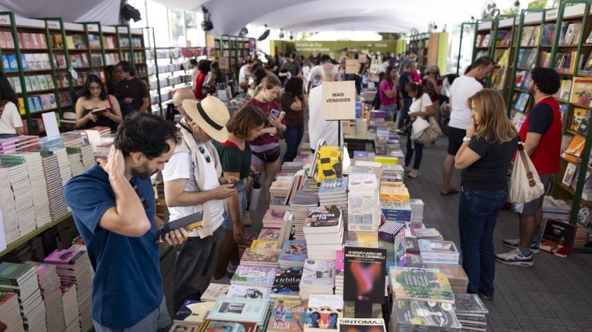 Movimento na Livraria da Travessa na Flip, em Paraty (Foto: Márcia Foletto)