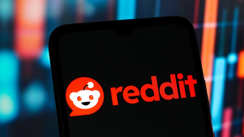 Reddit projeta receita entre US$ 535 milhões e US$ 545 milhões para o terceiro trimestre deste ano (Foto: SOPA Images/Getty Images)