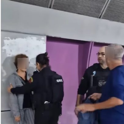 Homem acusa mulher de furto de celular no metrô enquanto ela pede ajuda