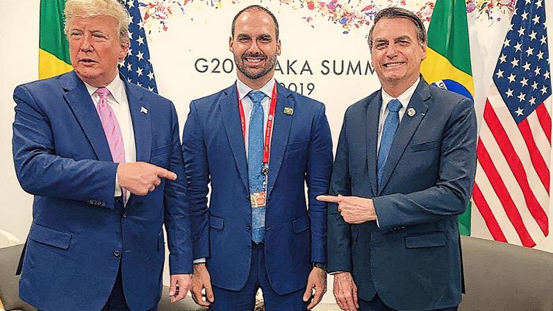 Donald Trump, com Eduardo e Jair Bolsonaro (Foto: Reprodução/Instagram)