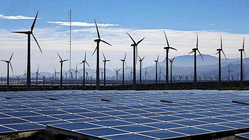 Turbinas eólicas operam em um parque eólico próximo a painéis solares em 6 de março de 2024, perto de Palm Springs, Califórnia. (Foto: Mario Tama | Getty Images)