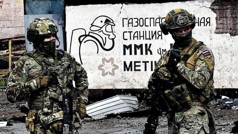Tropas militares russas participam de um exercício no polígono de Sernovodsky, perto da fronteira da Chechênia, a cerca de 260 km ao sul da cidade russa de Stavropol. (Foto: AFP)