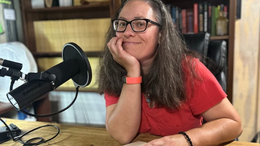 Kelly Weinersmith, autora de 'A City on Mars', em seu escritório de trabalho, em uma imagem cedida por ela. (Foto: Zach Weinersmith)