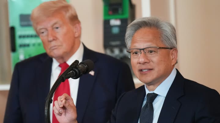 O presidente dos EUA, Donald Trump (E), ouve o CEO da Nvidia, Jensen Huang, falar no Salão Cruzado da Casa Branca durante um evento sobre "Investindo na América" em 30 de abril de 2025, em Washington, DC. (Foto: Andrew Harnik | Getty Images)