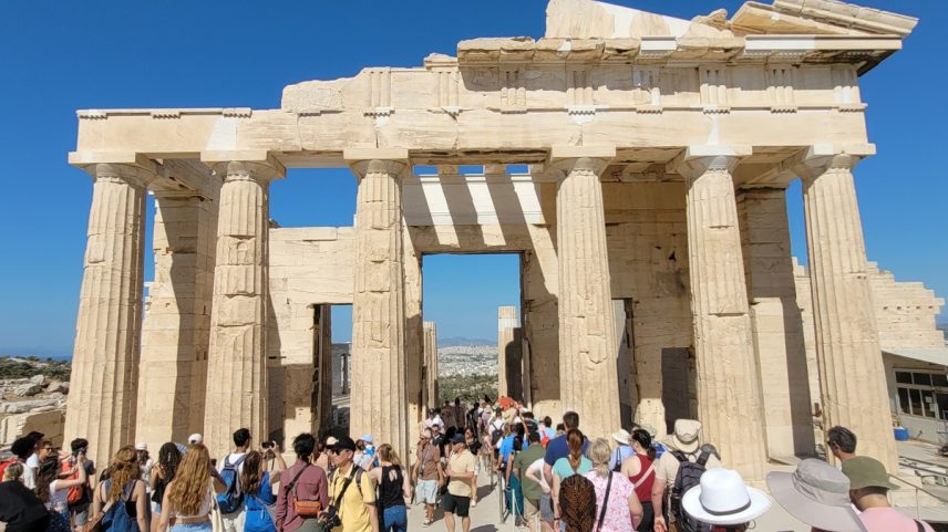Visitantes lotam as ruínas da Acrópole, em Atenas, em junho, durante a alta temporada de verão europeu (Foto: Eduardo Maia / O Globo)