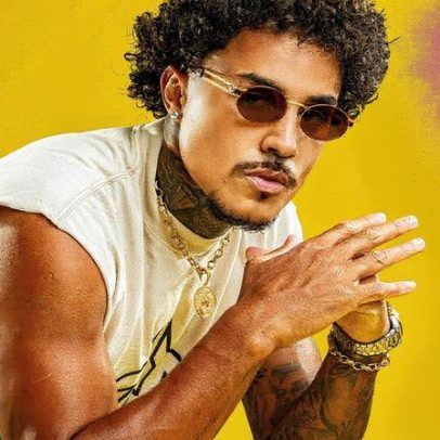 MC Livinho ensaia para show em São Paulo após acidente de moto e sente dor