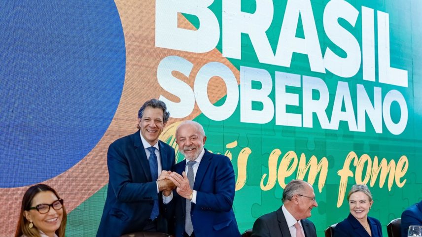 O presidente Lula, ao lado do vice Geraldo Alckmin, dos ministros Fernando Haddad e Gleisi Hoffmann e da primeira-dama Janja da Silva, durante reunião do Conselhão, em Brasília (Foto: Ricardo Stuckert/PR/Divulgação)