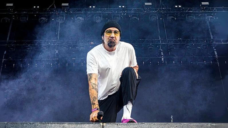 Chino Moreno, vocalista do Deftones, respondeu a uma pergunta de um fã sobre se o infame álbum perdido da banda, 'Eros', de 2008, será lançado algum dia. (Foto: Reprodução)