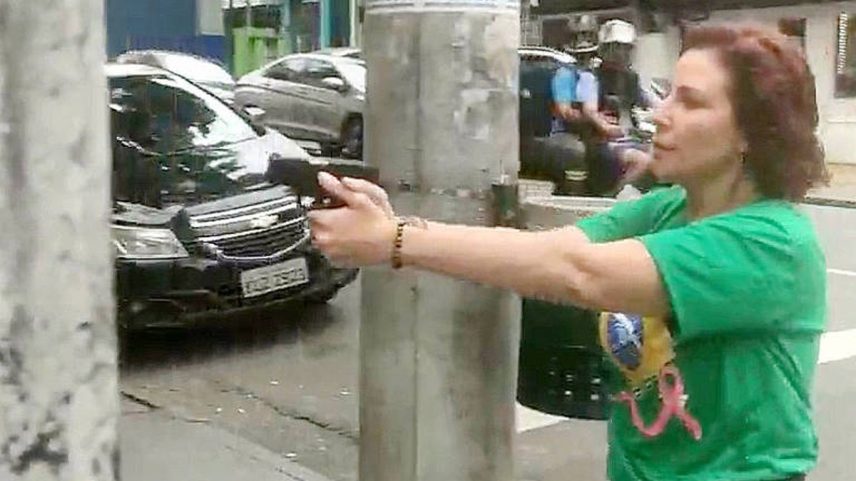 Carla Zambelli aponta arma para manifestante (Foto: Reprodução)