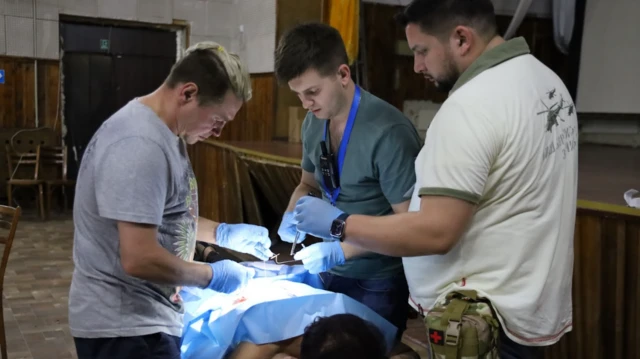 A equipe médica de Baksheiev usa espaços alternativos e improvisados para realizar os atendimentos (Foto: Serhii Baksheiev)