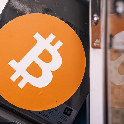 Empresas investem em bitcoin e geram debate sobre riscos e oportunidades digitais