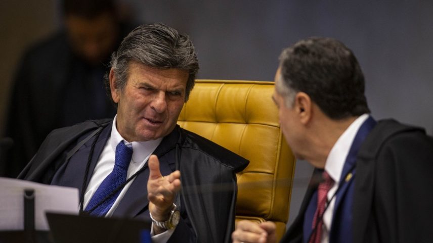 Ministros Luiz Fux e Luís Roberto Barroso durante sessão do STF (Foto: Daniel Marenco/Agência O Globo/24-10-2019)