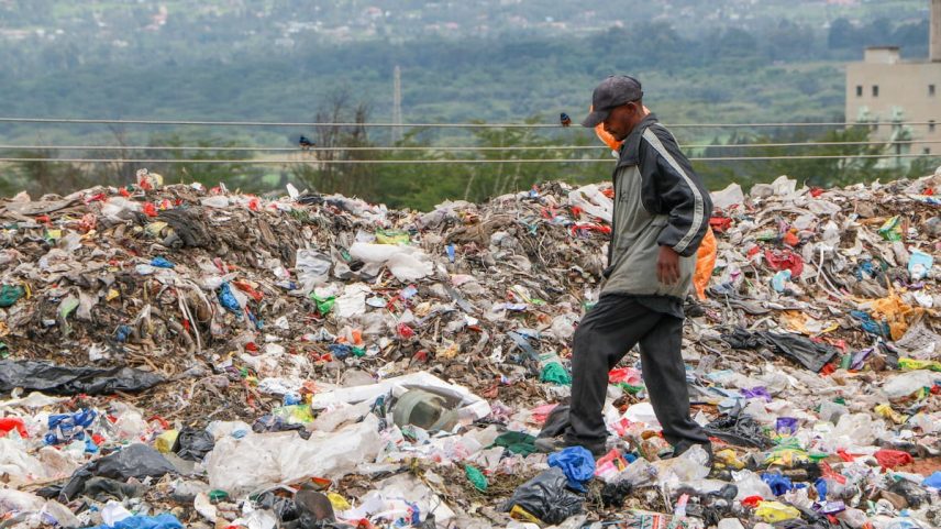 Um homem coleta materiais recicláveis em um aterro sanitário no Quênia. (Foto: SOPA Images/LightRocket via Getty Images)