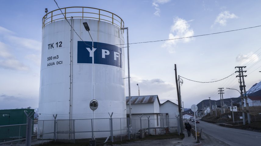 Terminal de armazenamento da YPF SA em Ushuaia, Terra do Fogo, Argentina. (Foto: Lujan Agusti/Bloomberg)