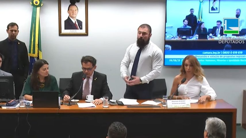 Deputado Paulo Bilynskyj foi à Mesa da Comissão de Direitos Humanos da Câmara protestar contra ofensas - depois, ocupou uma cadeira para fazer 'paridade de armas'. (Foto: Reprodução/Câmara dos Deputados via YouTube)