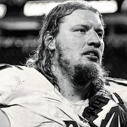Kaleb McGary, dos Falcons, é retirado do treino com possível lesão na perna esquerda