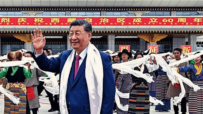 Xi Jinping acena para uma multidão durante um comício na capital tibetana Lhasa (Foto: Chinese government handout)