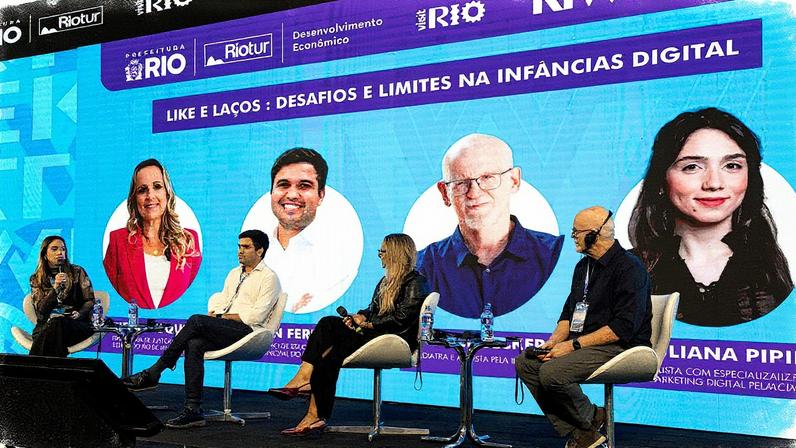 Gabriela Lusquinhos, Renan Ferreirinha e Daniel Becker participam do painel ‘Like e laços: desafios e limites na infância digital’, mediado por Juliana Pio no Rio Innovation Week, que debateu regulação, limites e responsabilidades no uso de telas por crianças (Foto: Ag. Enquadrar/Divulgação RIW)