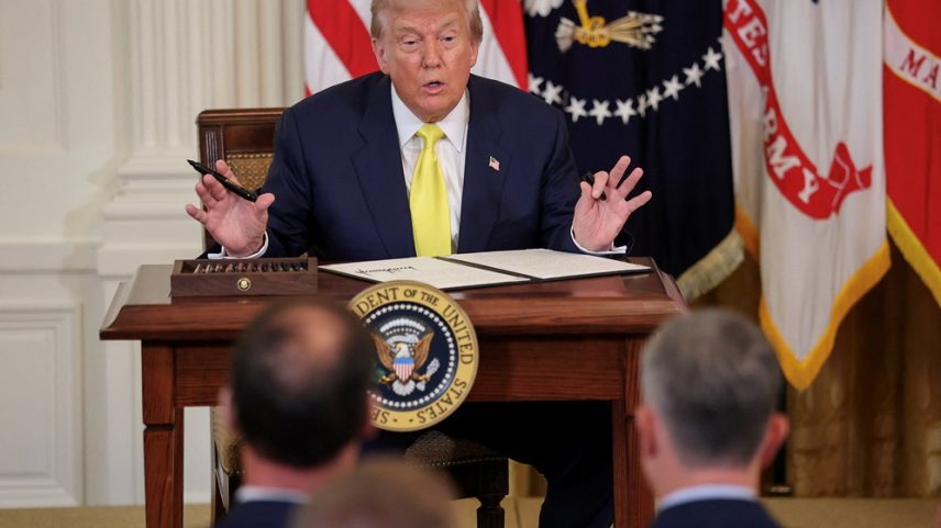 O presidente dos Estados Unidos, Donald Trump, fala sobre não ter usado um autopen após assinar uma proclamação que declara oficialmente este dia como o Dia Nacional do Purple Heart, durante um evento no Salão Leste da Casa Branca, em Washington, D.C., EUA, em 7 de agosto de 2025. (Foto: REUTERS/Jonathan Ernst)