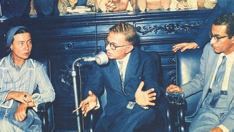 A escritora Simone de Beauvoir, Jean-Paul Sartre (ao meio) e o historiador brasileiro Eremildo Luiz Viana na Faculdade Nacional de Filosofia, atual Universidade Federal do Rio de Janeiro (Foto: Arquivo Nacional)