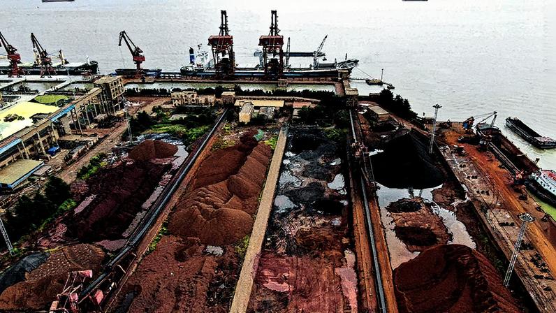Pilhas de minério de ferro na China, em imagem de arquivo. (Foto: Stringer/Reuters)