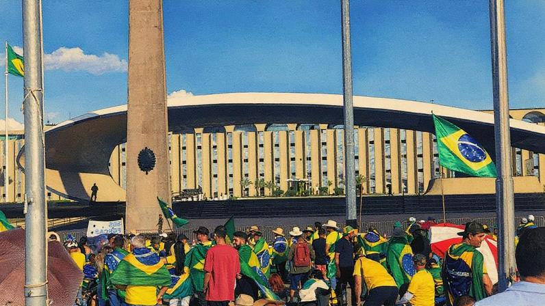 Manifestantes ocuparam área diante do QG do Exército, em Brasília antes dos atos golpistas do 8 de Janeiro (Foto: Ricardo Chapola/VEJA)
