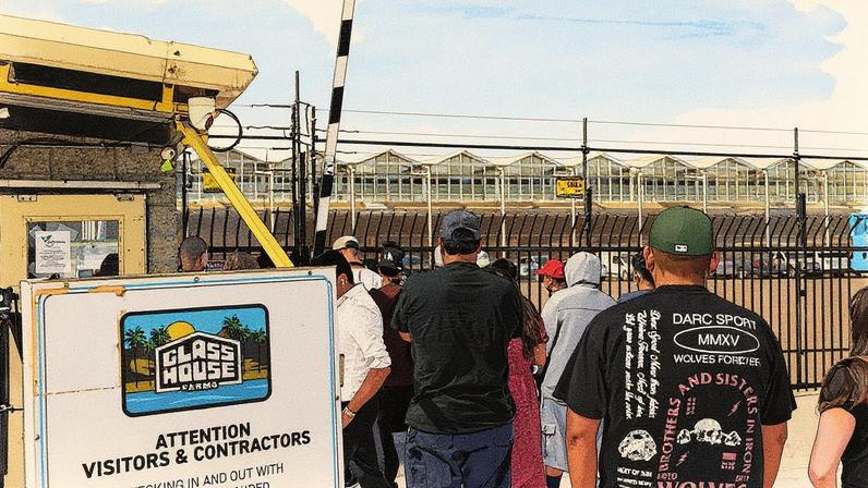 Amigos e familiares das pessoas detidas na operação de imigração de ontem fazem fila na Glass House Farms em Camarillo, Califórnia, em 11 de julho (Foto: Patrick T. Fallon / AFP)