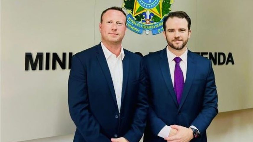 Hayden Allan, da Swift, e Dario Durigan, do Ministério da Fazenda (Foto: Reprodução)