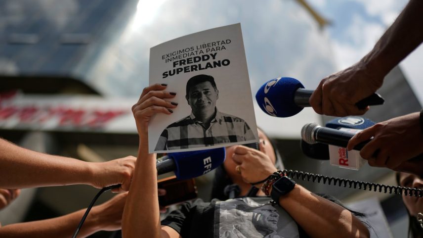 Aurora Silva, esposa do líder opositor detido Freddy Superlano, segura sua foto durante uma manifestação em Caracas, Venezuela, em 28 de março de 2025. (Foto: Ariana Cubillos/AP)