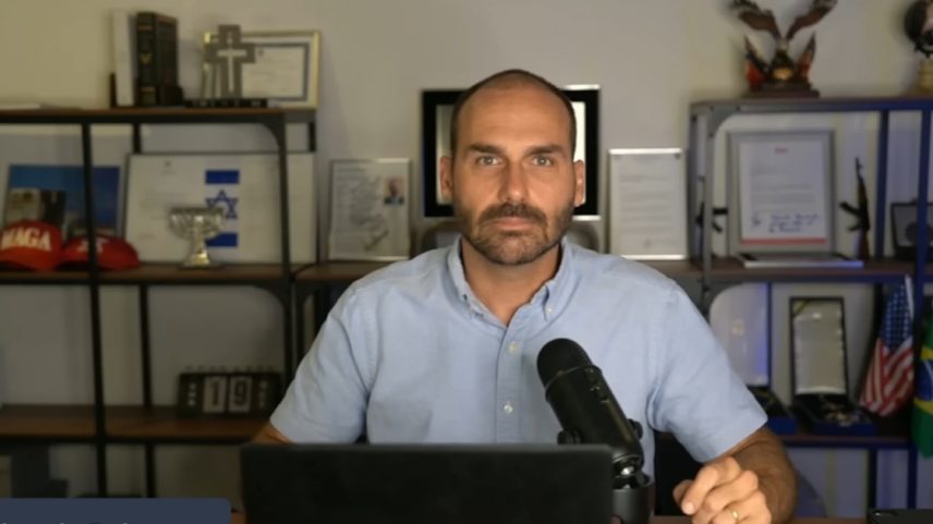 Eduardo Bolsonaro (PL-SP) comentou sobre a possibilidade de perder o seu mandato como deputado federal em uma live feita em seu canal de YouTube no dia 20 de julho. (Foto: @eduardobolsonaro via YouTube)