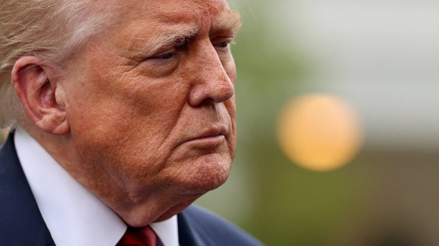 Trump fala com repórteres na Casa Branca (Foto: Jonathan Ernst - 1º.ago.2025/Reuters)