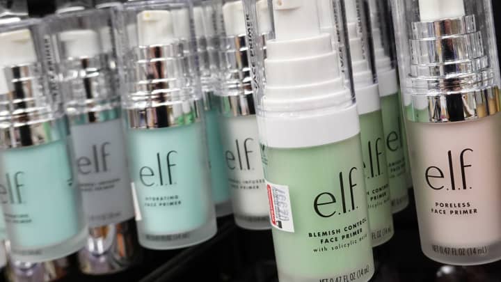 Produtos de cosméticos E.L.F. são vistos à venda em uma loja em Manhattan, Nova York, EUA, em 29 de junho de 2022. (Foto: Andrew Kelly | Reuters)