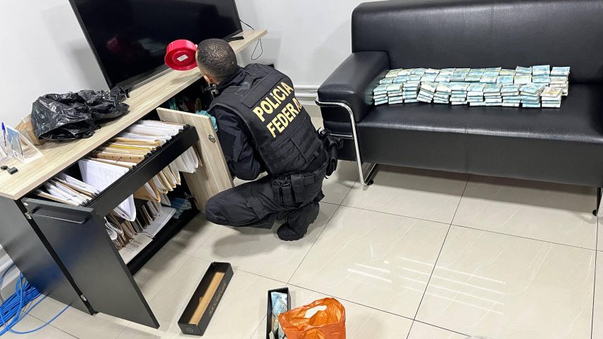Dinheiro apreendido pela PF em empresa de medicamentos alvo de operação que apura corrupção em São Bernardo do Campo (Foto: Divulgação/Polícia Federal)