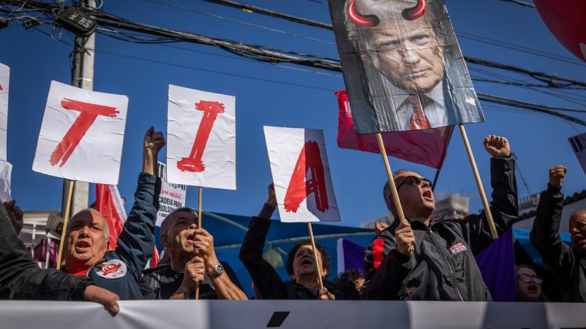 Manifestantes protestam contra o tarifaço de Trump em frente ao consulado dos EUA, em São Paulo (Foto: Roosevelt Cássio/SMSJC)