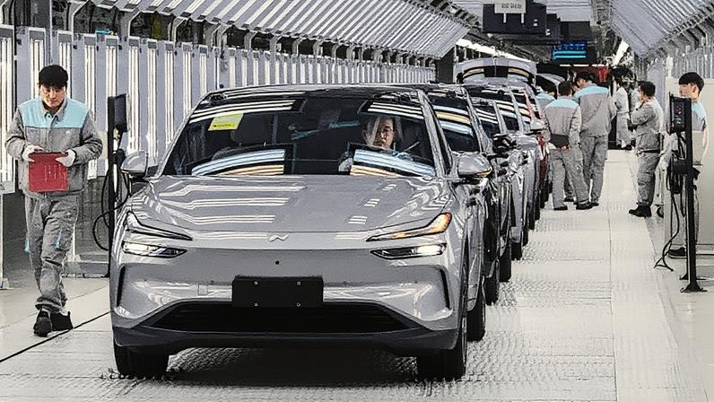 Trabalhadores da empresa chinesa de veículos elétricos (EV) NIO inspecionam veículos na área de controle de qualidade final na linha de produção automatizada no centro de manufatura da empresa em 17 de janeiro de 2025, em Hefei, China. (Foto: Kevin Frayer | Getty Images News | Getty Images)