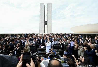 Vice-presidente da Câmara promete pautar anistia a golpistas sem Motta presente
