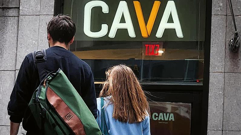 Clientes chegam a um restaurante Cava em Nova York no dia 22 de junho de 2023. (Foto: Brendan Mcdermid | Reuters)