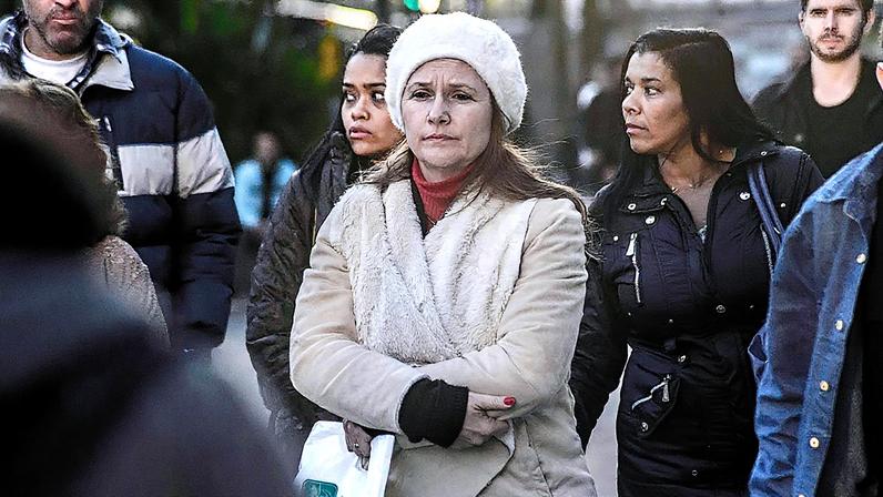 Mulher se protege do frio na cidade de São Paulo (Foto: Cris Faga/NurPhoto/Getty Images)