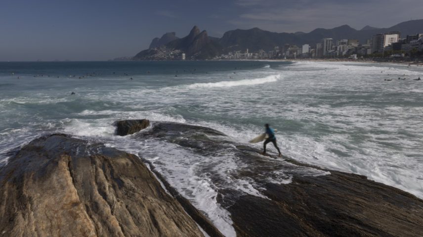 Sol forte em pleno inverno costuma ser convite para cariocas lotarem as praias do Rio (Foto: Márcia Foletto)