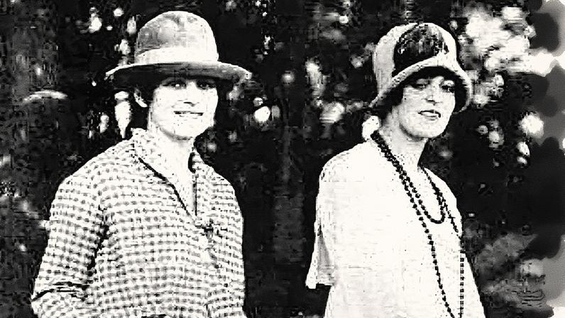 Maria de Lourdes Pontes, a Miss Cyclone, à direita, junto com uma amiga no parque da Luz (Foto: Reprodução)