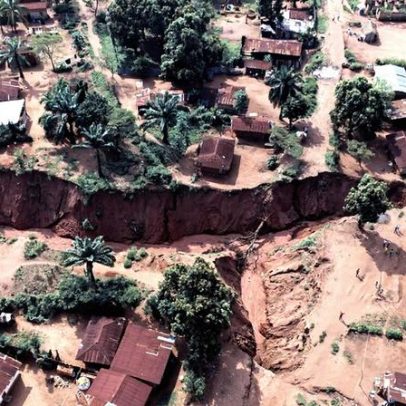 Cidades são devastadas por enormes fendas, deixando milhares de desabrigados