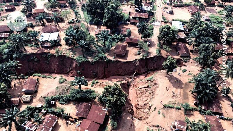 Uma vista de um profundo vale urbano em Kamonia, na República Democrática do Congo, onde mais de 3000 pessoas vivem dentro de uma zona de expansão esperada. (Foto: Ruben Nyanguila/Anadolu via Getty)